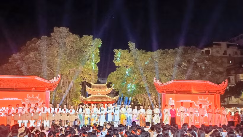 Ba đội tham gia cuộc thi “Tìm hiểu về Di tích quốc gia đặc biệt Văn Miếu-Quốc Tử Giám”. (Ảnh: Tuyết Mai/TTXVN)