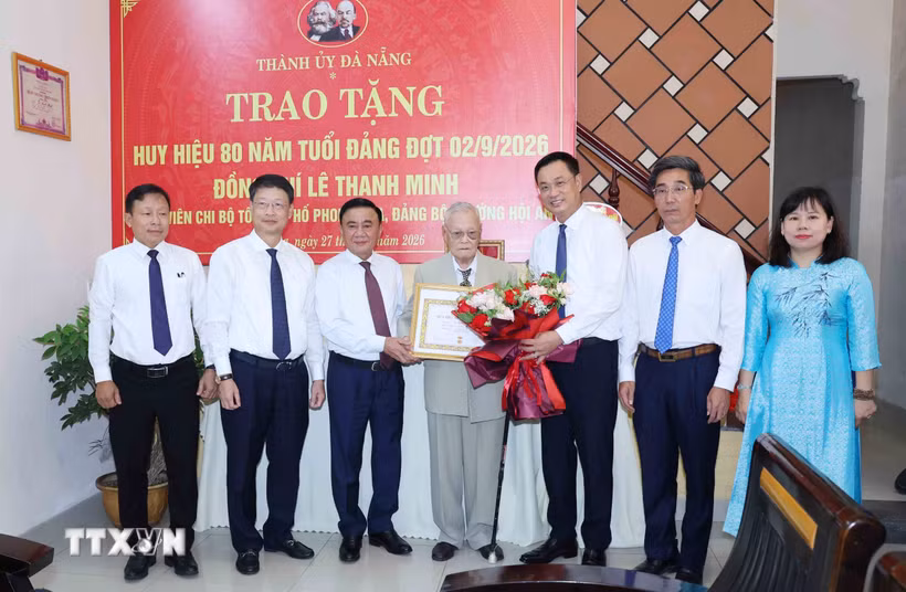 Thường trực Ban Bí thư Trần Cẩm Tú trao Huy hiệu 80 năm tuổi Đảng cho đảng viên lão thành Lê Thanh Minh, phường Hội An, thành phố Đà Nẵng. (Ảnh: Phương Hoa/TTXVN)