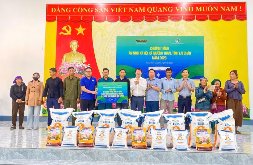 Đại diện Tập đoàn Mavin trao biển tượng trưng 10.000 con gà giống Mavin và 2,5 tấn thức ăn chăn nuôi cho bà con xã Mường Than. (Ảnh: Đức Bình)