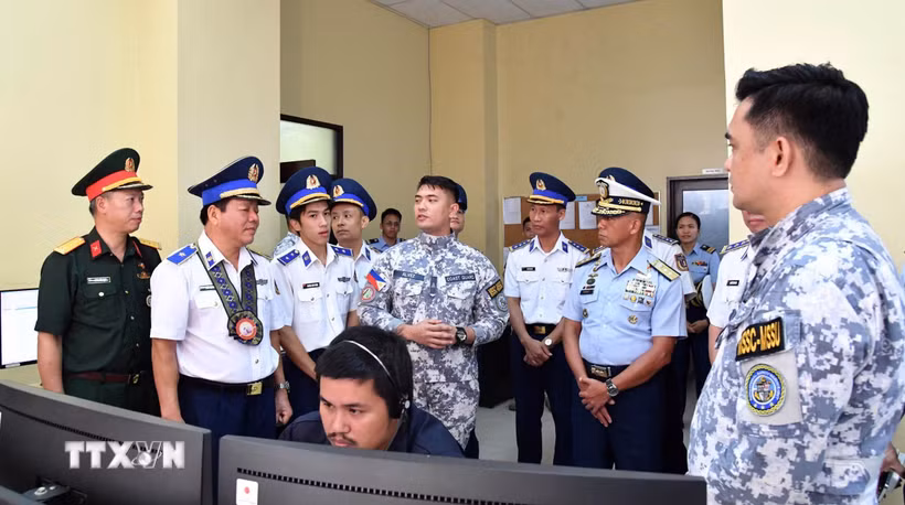Đoàn Cảnh sát biển Việt Nam tham quan Trung tâm điều hành tàu biển Lực lượng bảo vệ bờ biển khu vực Trung tâm Visayas, Cebu, Philippines. (Ảnh: TTXVN phát)