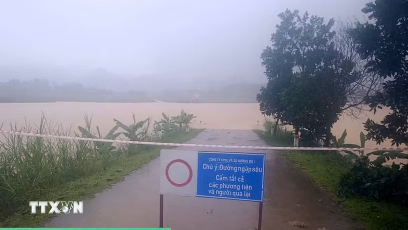 Một điểm ngập sâu trên tuyến đường qua xã miền núi Kiên Thọ, Thanh Hóa. (Ảnh: TTXVN phát)