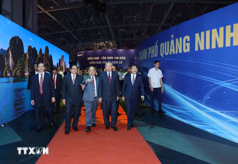 Tổng Bí thư, Chủ tịch nước Tô Lâm và đại biểu tham quan Triển lãm Quy hoạch đô thị đến năm 2050, tầm nhìn đến năm 2075, giới thiệu tổng thể định hướng phát triển của Quảng Ninh từ hiện tại đến tương lai. (Ảnh: Thống Nhất/TTXVN)