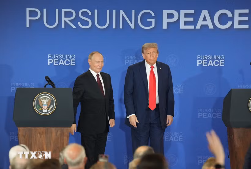 Tổng thống Mỹ Donald Trump (phải) và Tổng thống Nga Vladimir Putin trong cuộc họp báo chung tại Căn cứ Elmendorf-Richardson ở Anchorage, bang Alaska (Mỹ) ngày 15/8/2025. (Ảnh: THX/TTXVN)