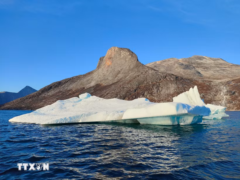 Tảng băng trôi gần thành phố Nuuk, Greenland. (Ảnh: THX/TTXVN)