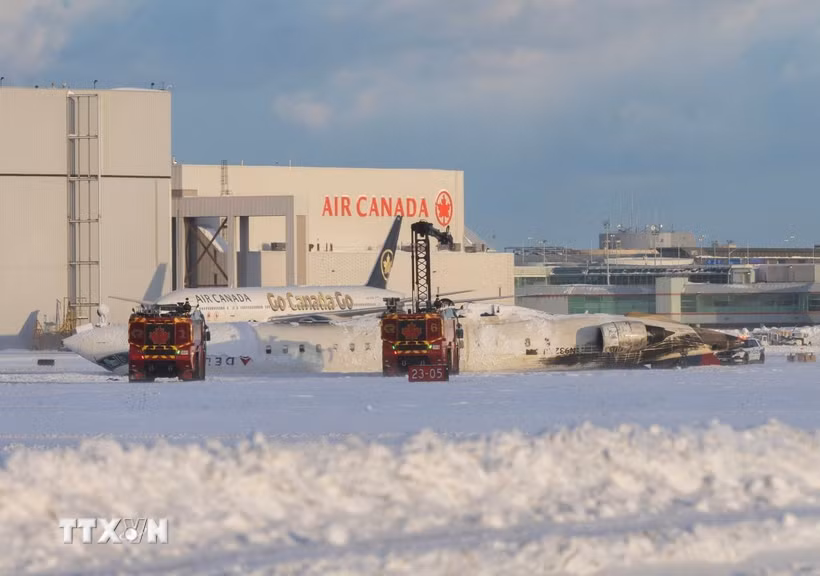 Hiện trường vụ tai nạn máy bay tại Sân bay quốc tế Toronto Pearson, Canada, ngày 17/2/2025. (Ảnh: THX/TTXVN)