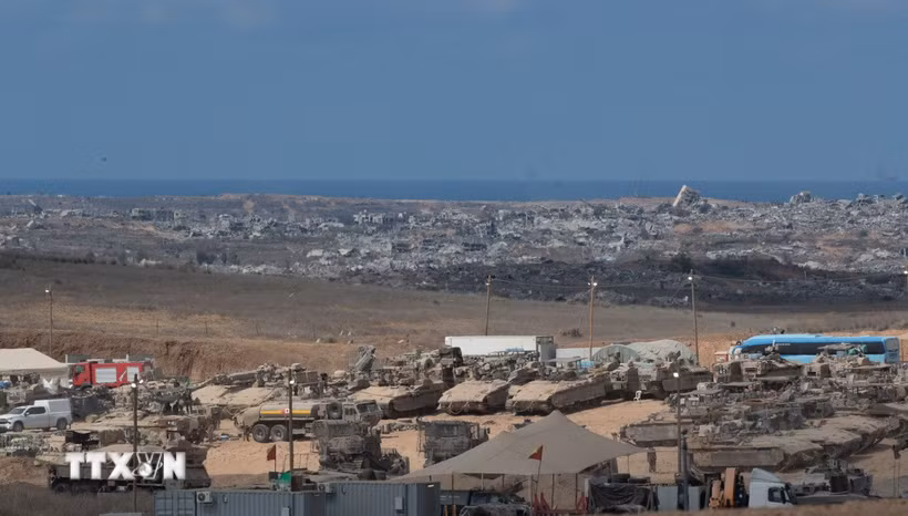 Xe quân sự Israel tại khu vực biên giới với Dải Gaza ngày 10/10/2025. (Ảnh: THX/TTXVN)
