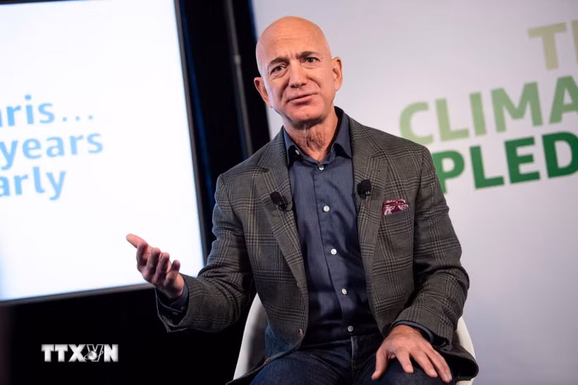 Với khối tài sản 286 tỷ USD, tỷ phú Jeff Bezos từ lâu đã được đồn đoán sẽ mua lại các đội bóng chuyên nghiệp, nhưng đây mới là lần đầu tiên ông chính thức ký kết thỏa thuận với Liverpool. (Ảnh: AFP/TTXVN)