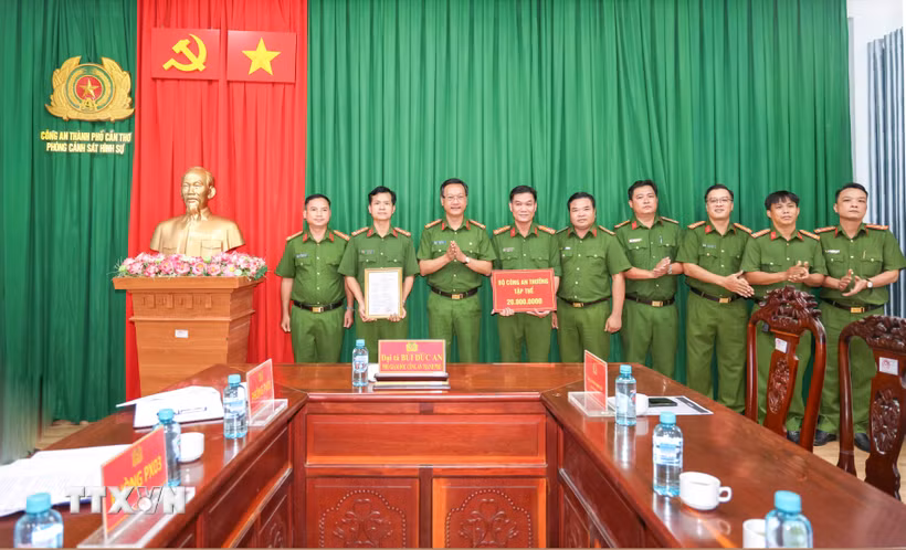 Đại tá Bùi Đức An, Phó Giám đốc Công an thành phố Cần Thơ, Thủ trưởng Cơ quan Cảnh sát điều tra trao thư khen và tiền thưởng đột xuất của Bộ trưởng Bộ Công an cho tập thể Phòng Cảnh sát hình sự có thành tích xuất sắc trong công tác phòng, chống tội phạm. (Ảnh: TTXVN phát)