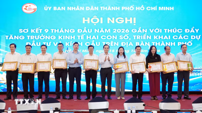 Các đơn vị nhận bằng khen tại Hội nghị. (Ảnh: Trung Tuyến/TTXVN)