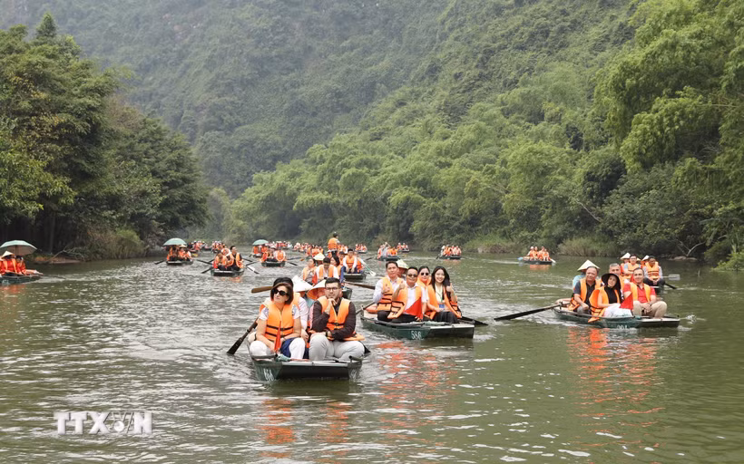 Đoàn đại biểu tham quan Khu du lịch sinh thái Tràng An. (Ảnh: Đức Phương/TTXVN)