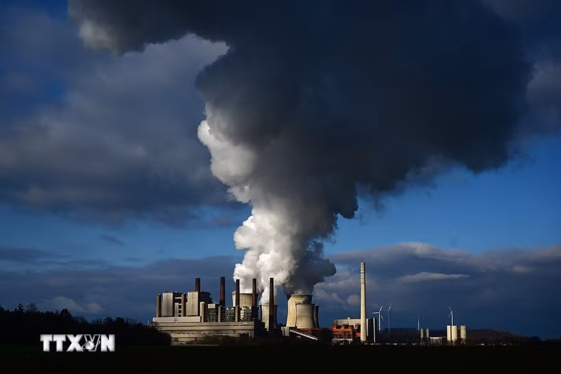 Khói thải bốc lên tại nhà máy điện than RWE ở Neurath, miền Tây Đức. (Ảnh: Getty Images/TTXVN)
