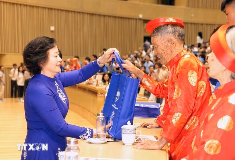 Bà Phạm Thị Thanh Trà, Bí thư Trung ương Đảng, Phó Thủ tướng Chính phủ, Chủ tịch Ủy ban Quốc gia về người cao tuổi Việt Nam, tặng quà người cao tuổi. (Ảnh: Hoàng Ngọc/TTXVN)