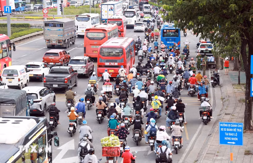 Dòng phương tiện từ TP. Hồ Chí Minh bắt đầu rời thành phố về quê, khiến giao thông tại các cửa ngõ phía Tây trở nên đông đúc. (Ảnh: Mạnh Linh/TTXVN)