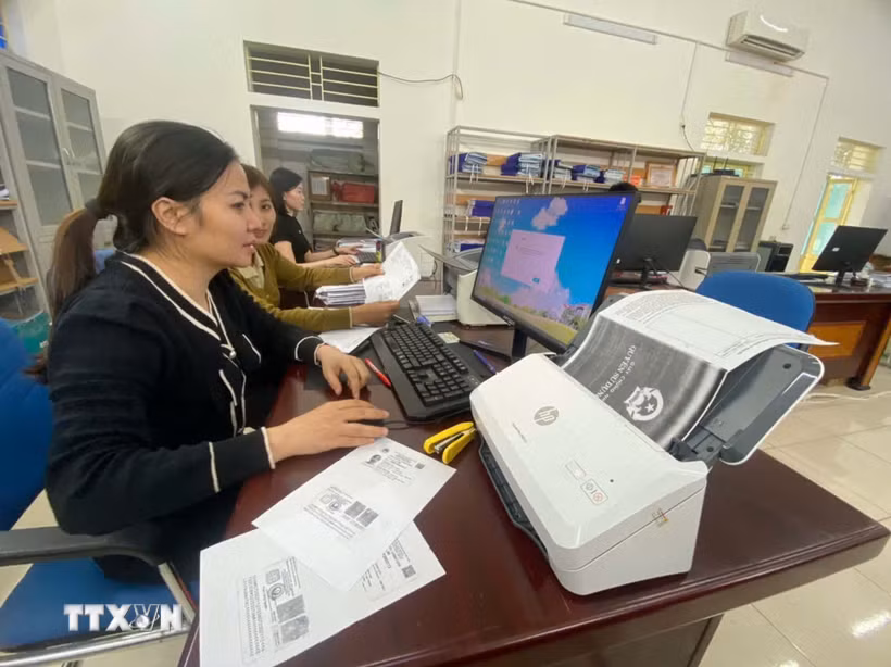 Cán bộ xã Xuân Hòa, tỉnh Thanh Hóa, thực hiện thu thập dữ liệu thông tin đất đai. (Ảnh: Nguyễn Nam/TTXVN)