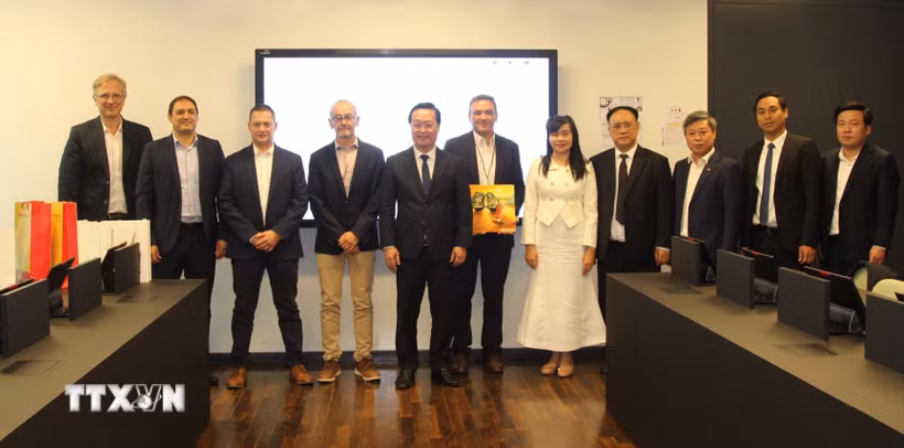 Đoàn công tác chụp ảnh lưu niệm với các đại biểu Đại học Paris-Saclay. (Ảnh: Đào Dũng/TTXVN)