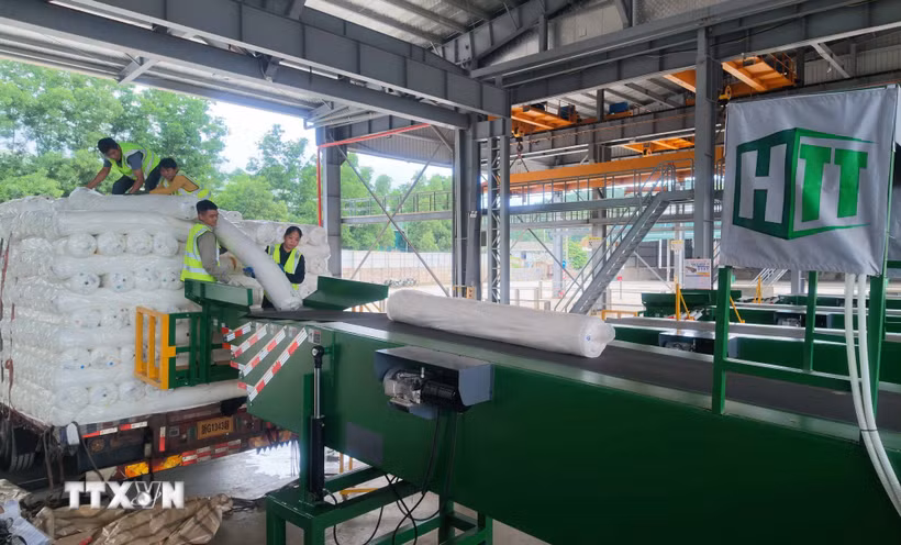 Khu vực sang tải hàng hóa xuất nhập khẩu trong khu vực cửa khẩu Chi Ma, tỉnh Lạng Sơn. (Ảnh: Quang Duy /TTXVN)