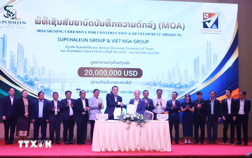 Hai tập đoàn của Việt Nam và Lào trao đổi văn kiện hợp tác phát triển Dự án Trang trại thông minh (Smart Farm) ở Lào. (Ảnh: Xuân Tú/TTXVN)