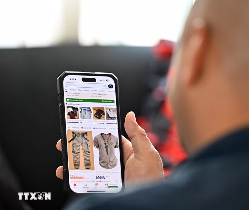 Người tiêu dùng đặt mua hàng hóa được đăng trên nền tảng thương mại điện tử Trung Quốc Temu. (Ảnh: THX/TTXVN)