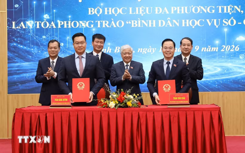Đại diện lãnh đạo Tỉnh ủy Ninh Bình và lãnh đạo Ủy ban Khoa học, Công nghệ và Môi trường của Quốc hội thực hiện nghi thức bàn giao. (Ảnh: Đức Phương/TTXVN)