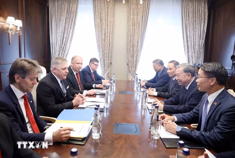 Tổng Bí thư Tô Lâm gặp Thủ tướng Slovakia Robert Fico. (Ảnh: Thống Nhất/TTXVN)