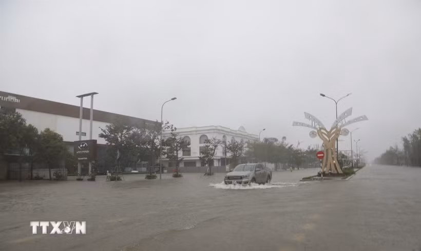 Một tuyến đường ở Nghệ An bị ngập nặng khiến phương tiện giao thông đi lại khó khăn. (Ảnh: Văn Tý/TTXVN)