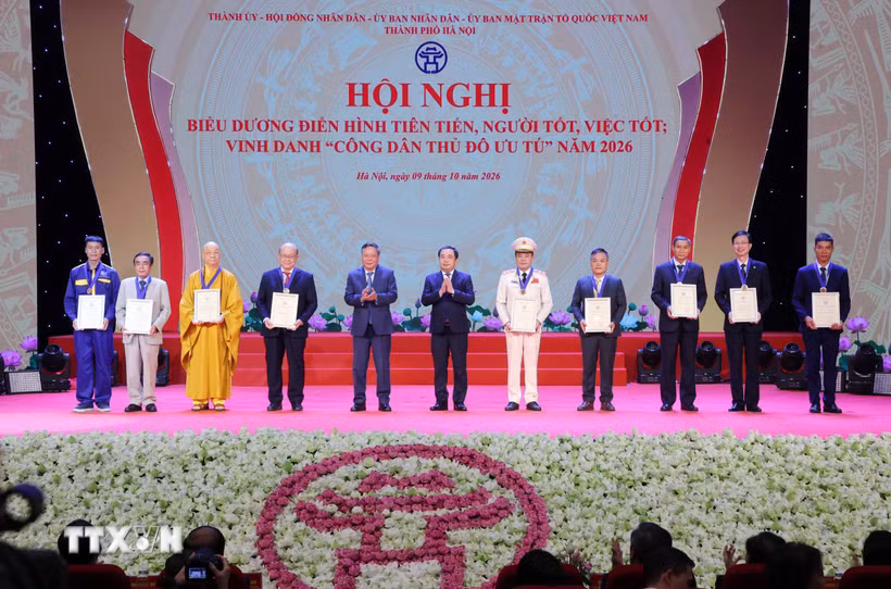 Bí thư Thành ủy Hà Nội Trần Đức Thắng và Phó Bí thư Thành ủy Hà Nội Nguyễn Văn Phong trao Bằng chứng nhận, vinh danh 9 "Công dân Thủ đô ưu tú" năm 2026. (Ảnh: Văn Điệp/TTXVN)
