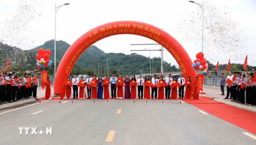 Các đại biểu cắt băng khánh thành tuyến đường từ Khu du lịch suối khoáng Mỹ Lâm đến Quốc lộ 2D, kết nối với đường cao tốc Tuyên Quang-Phú Thọ. (Ảnh: Quang Cường/TTXVN)