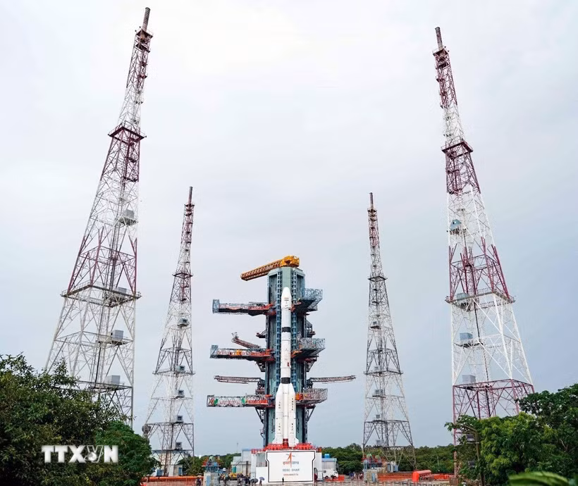 Tên lửa đẩy GSLV-F18 mang theo vệ tinh NVS-03 trên bệ phóng tại Trung tâm Vũ trụ Satish Dhawan ở Sriharikota, bang Andhra Pradesh, Ấn Độ. (Ảnh: ANI/TTXVN phát)