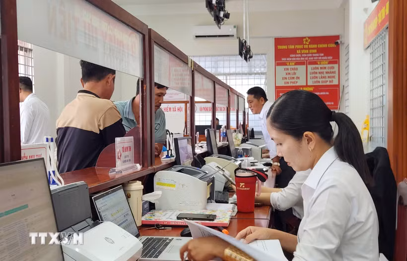 Người dân các địa phương ở An Giang đến trung tâm hành chính công làm thủ tục làm sạch dữ liệu đất đai. (Ảnh: Văn Sĩ/TTXVN)