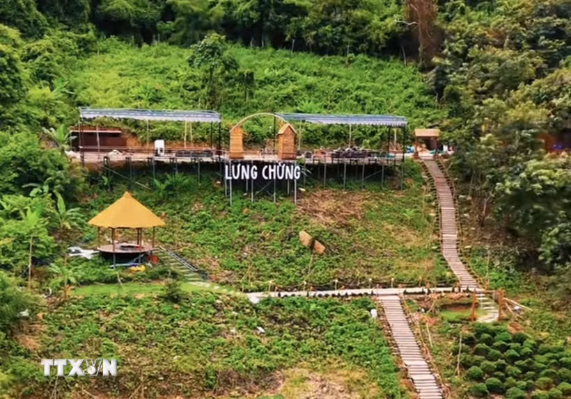 Chủ tiệm cà phê Lưng Chừng (xã Tri Tôn, An Giang) tự ý chuyển đất rừng phòng hộ sang đất phi nông nghiệp bị xử phạt vi phạm hành chính. (Ảnh: TTXVN phát)