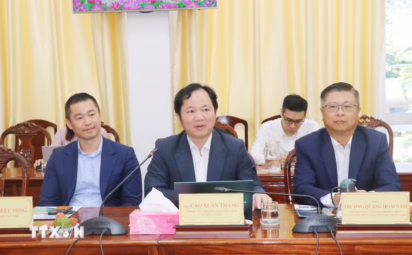 Ông Cao Xuân Thắng (giữa), Tham tán thương mại Việt Nam tại Singapore. (Ảnh: Ngọc Thiện/TTXVN)
