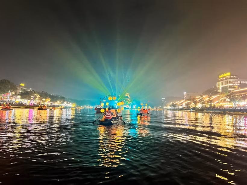 Phố cổ Hoa Lư, điểm đến thu hút du khách qua không gian tái hiện văn hóa truyền thống, kết hợp trải nghiệm ẩm thực, giải trí và check-in độc đáo. (Ảnh: Quang Thuận)