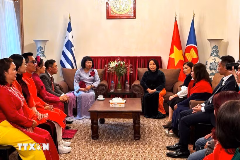 Đoàn Liên hiệp các tổ chức UNESCO Việt Nam đã tới thăm và làm việc tại Đại sứ quán Việt Nam tại Hy Lạp. (Ảnh do Đại sứ quán Việt Nam tại Hy Lạp cung cấp/TTXVN phát)