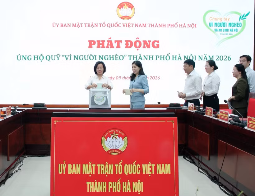 Cán bộ, công chức, người lao động Cơ quan Ủy ban Mặt trận Tổ quốc Việt Nam thành phố Hà Nội ủng hộ Quỹ "Vì người nghèo". (Ảnh: Trang Thông tin điện tử Đảng bộ thành phố Hà Nội)