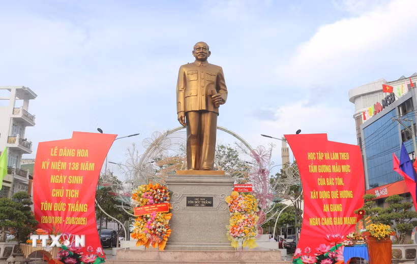 Tượng đài Chủ tịch Tôn Đức Thắng tại Quảng trường Trưng Nữ Vương, phường Long Xuyên, tỉnh An Giang. (Ảnh: Công Mạo/TTXVN)