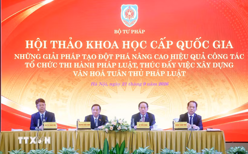 Phó Chủ tịch Quốc hội Nguyễn Khắc Định, Phó Thủ tướng Lê Tiến Châu và các đại biểu điều hành Hội thảo. (Ảnh: Phạm Kiên/TTXVN)