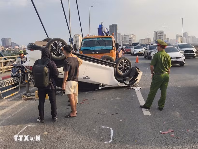 Hiện trường vụ va chạm liên hoàn. (Ảnh: TTXVN phát)
