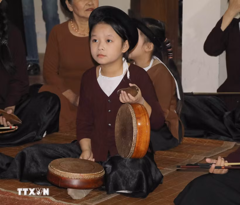Sự hưởng ứng tích cực của thế hệ trẻ góp phần quan trọng trong việc giữ gìn và phát huy giá trị nghệ thuật hát Xẩm ở xã Yên Từ, tỉnh Ninh Bình. (Ảnh: Thùy Dung/TTXVN)