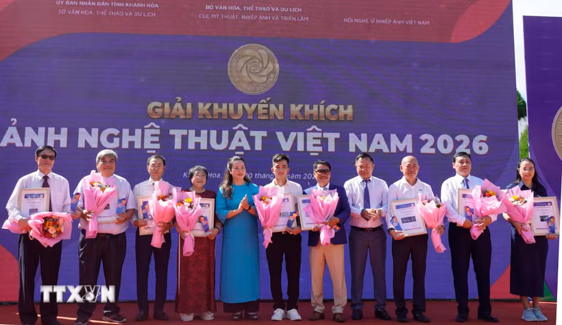 Ban tổ chức trao giải thưởng Khuyến khích cho các tác phẩm ảnh nghệ thuật năm 2026, trong đó có đại diện Ban biên tập ảnh - TTXVN. (Ảnh: Phan Sáu/TTXVN)