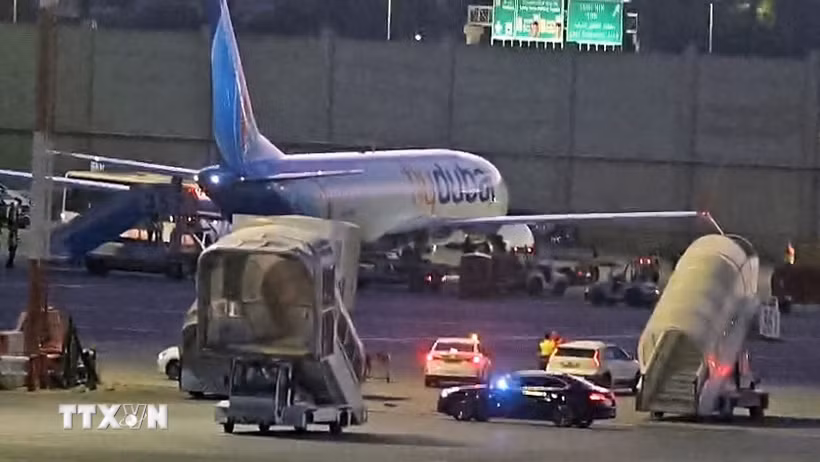 Máy bay cứu hộ đưa hành khách Israel trên chuyến bay FZ1073 của Hãng Flydubai về tới sân bay Ben Gurion, gần Tel Aviv, ngày 1/10/2026. (Ảnh: ANI/TTXVN phát)