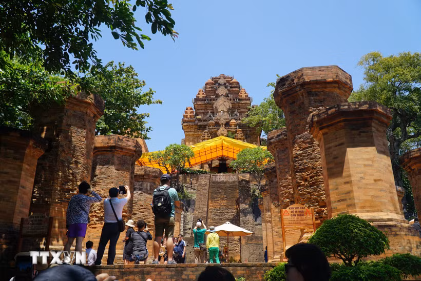 Du khách tham quan Tháp Bà Ponnagar. (Ảnh: TTXVN phát)