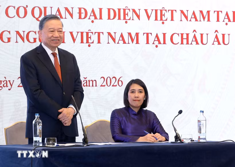 Tổng Bí thư, Chủ tịch nước Tô Lâm nói chuyện thân mật với cán bộ, nhân viên Đại sứ quán Việt Nam tại Bỉ và đại diện cộng đồng người Việt Nam tại châu Âu. (Ảnh: Thống Nhất/TTXVN)