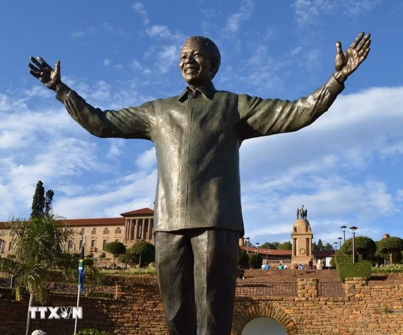 Bức tượng đồng cao 9 mét của cố Tổng thống Nelson Mandela tại thủ đô Pretoria, Nam Phi. (Ảnh: TTXVN phát)