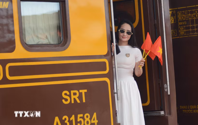 Các hành khách trên đoàn tàu du lịch "Phong Nha-Cố đô Huế: Hành trình Di sản thế giới”. (Ảnh: Văn Dũng/TTXVN)