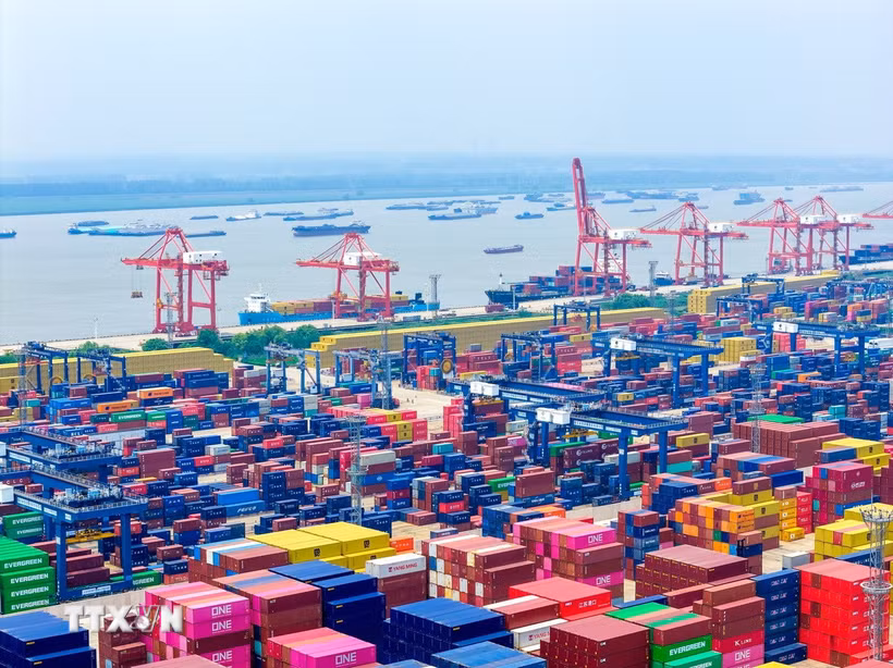 Quang cảnh cảng hàng hóa ở tỉnh Giang Tô, Trung Quốc. (Ảnh: THX/TTXVN)