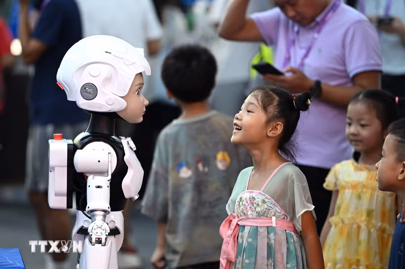 Robot tương tác với các em nhỏ. (Ảnh minh họa. THX/TTXVN phát)