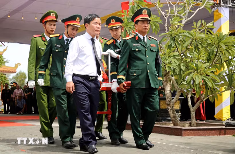 Lễ truy điệu, an táng 13 hài cốt liệt sĩ tại Nghĩa trang liệt sĩ Hải Lăng, xã Diên Sanh, tỉnh Quảng Trị. (Ảnh: TTXVN phát)