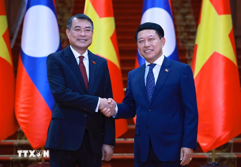 Thủ tướng Lê Minh Hưng và Thủ tướng Lào Saleumxay Kommasith chụp ảnh chung. (Ảnh: Dương Giang/TTXVN)