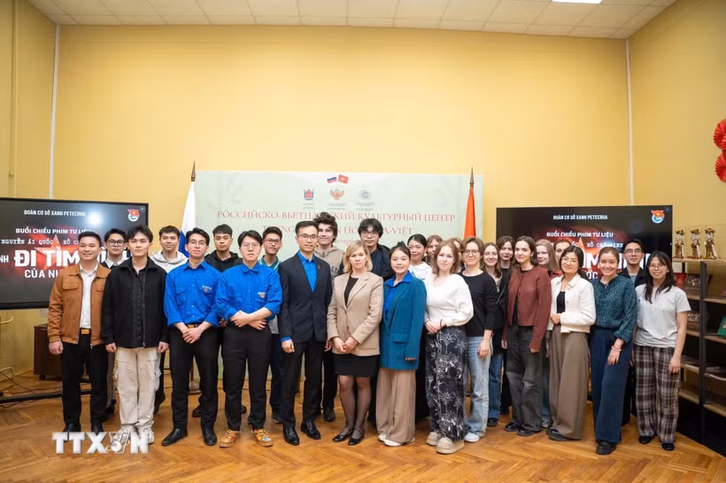 Các bạn sinh viên Việt Nam và Nga tham dự buổi chiếu phim tài liệu “Nguyễn Ái Quốc - Hồ Chí Minh: Hành trình đi tìm hình của Nước" tại trường Đại học Sư phạm Quốc gia Herzen. (Ảnh minh họa: Trần Hải/TTXVN)