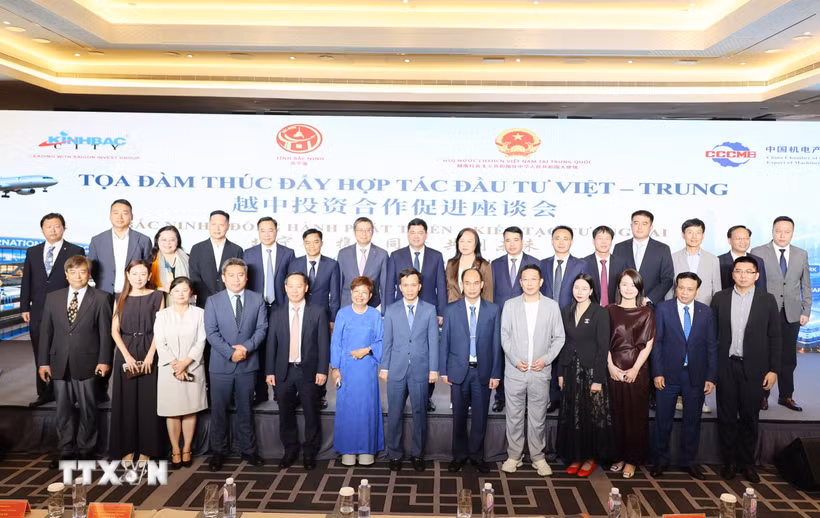 Đại diện tỉnh Bắc Ninh, Đại sứ quán Việt Nam tại Trung Quốc và các cơ quan, hiệp hội, doanh nghiệp Trung Quốc tham dự tọa đàm. (Ảnh: Công Tuyên/TTXVN)